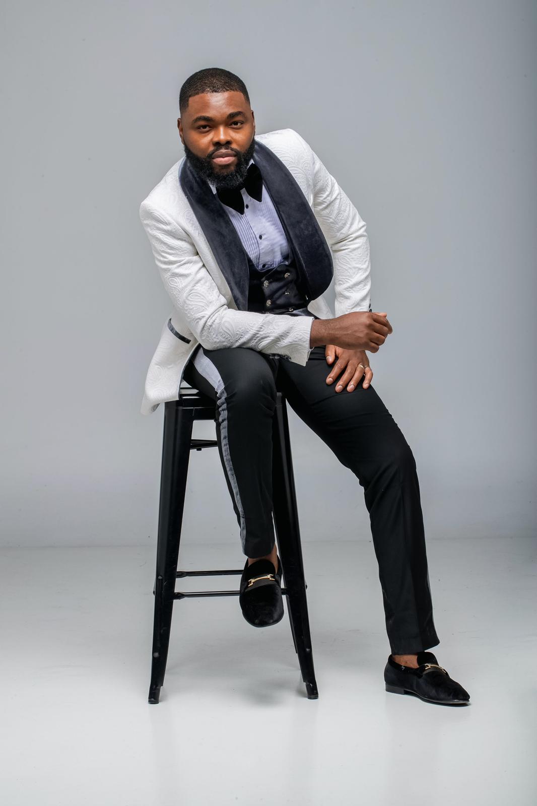 Prestige Elegance Suit – White & Black (Modern Tuxedo Style)